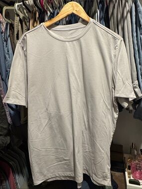Vuori Men's Crewneck Short Sleeve Tee in Light Gray
